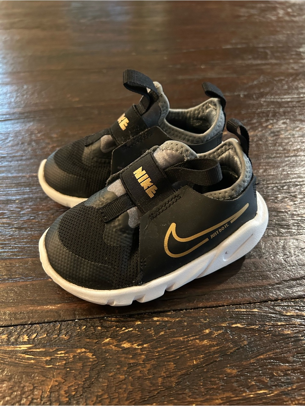 Nike Flex Runner 2 in the Black and Gold colorway